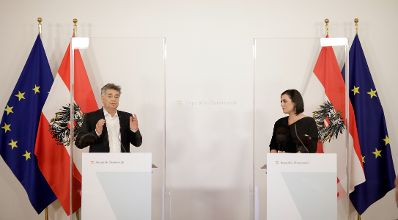 Am 17. Dezember 2020 fand ein Pressestatement zu den Ma&szlig;nahmen gegen die Krise im Bundeskanzleramt statt. Im Bild Vizekanzler Werner Kogler (l.) und Bundesministerin Elisabeth K&ouml;stinger (r.).