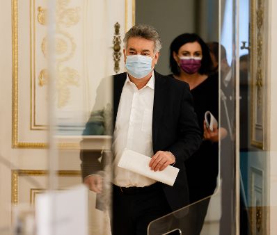 Am 17. Dezember 2020 fand ein Pressestatement zu den Ma&szlig;nahmen gegen die Krise im Bundeskanzleramt statt. Im Bild Vizekanzler Werner Kogler (l.) und Bundesministerin Elisabeth K&ouml;stinger (r.).