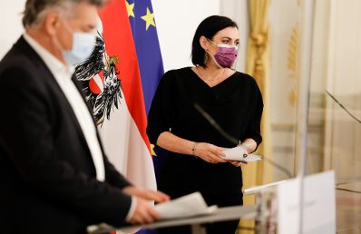 Am 17. Dezember 2020 fand ein Pressestatement zu den Ma&szlig;nahmen gegen die Krise im Bundeskanzleramt statt. Im Bild Vizekanzler Werner Kogler (l.) und Bundesministerin Elisabeth K&ouml;stinger (r.).