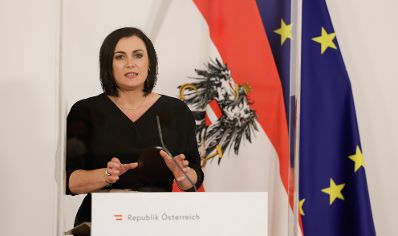 Am 17. Dezember 2020 fand ein Pressestatement zu den Ma&szlig;nahmen gegen die Krise im Bundeskanzleramt statt. Im Bild Vizekanzler Werner Kogler und Bundesministerin Elisabeth K&ouml;stinger (im Bild).