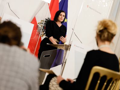 Am 17. Dezember 2020 fand ein Pressestatement zu den Ma&szlig;nahmen gegen die Krise im Bundeskanzleramt statt. Im Bild Vizekanzler Werner Kogler und Bundesministerin Elisabeth K&ouml;stinger (im Bild).