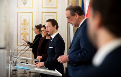 Am 19. Dezember 2020 fand ein Pressestatement zu den Ma&szlig;nahmen gegen die Krise im Bundeskanzleramt statt. Im Bild (v.l.n.r.) Bundesministerin Elisabeth K&ouml;stinger, Bundesminister Gernot Bl&uuml;mel und Bundesminister Heinz Fa&szlig;mann.