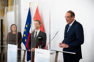 Am 19. Dezember 2020 fand ein Pressestatement zu den Ma&szlig;nahmen gegen die Krise im Bundeskanzleramt statt. Im Bild (v.l.n.r.) Bundesministerin Elisabeth K&ouml;stinger, Bundesminister Gernot Bl&uuml;mel und Bundesminister Heinz Fa&szlig;mann.