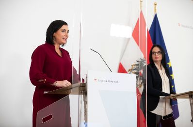 Im Bild Bundesministerin Elisabeth K&ouml;stinger (l.) und Staatssekret&auml;rin Andrea Mayer beim Pressefoyer nach dem Ministerrat am 23. Dezember 2020.