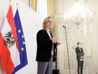 Im Bild Bundesministerin Leonore Gewessler beim Doorstep vor dem Ministerrat am 26. Mai 2021.