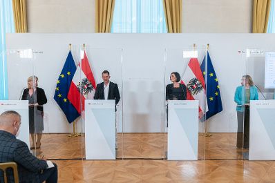 Im Bild (v.r.n.l.) Bundesministerin Margarete Schramb&ouml;ck, Bundesministerin Elisabeth K&ouml;stinger, Bundesminister Wolfgang M&uuml;ckstein und Bundesministerin Leonore Gewessler nach dem Ministerrat am 9. Juni 2021.