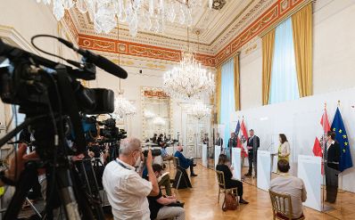 Am 9. Juni 2021 fand im Bundeskanzleramt eine Pressekonferenz zur internationalen Operation &quot;Trojan Shield&quot; und zu den Ergebnisse zur Operation &quot;Archilles&quot; statt. Im Bild (v.l.n.r.) FBI Legal Attach&eacute; Theodore Callimanis, der Generaldirektor f&uuml;r die &ouml;ffentliche Sicherheit Franz Ruf, Bundesminister Karl Nehammer, Bundesministerin Alma Zadic und die Sprecherin der Staatsanwaltschaft Wien Nina Bussek.