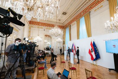 Am 15. Juni 2021 fand eine Pressekonferenz zum Thema &bdquo;Aktuelles zu Corona-Wirtschaftshilfen&ldquo; im Bundeskanzleramt statt. Im Bild Bundesminister Gernot Bl&uuml;mel und Vizekanzler Werner Kogler.