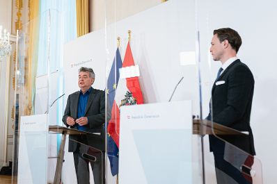 Am 15. Juni 2021 fand eine Pressekonferenz zum Thema &bdquo;Aktuelles zu Corona-Wirtschaftshilfen&ldquo; im Bundeskanzleramt statt. Im Bild Bundesminister Gernot Bl&uuml;mel (r.) und Vizekanzler Werner Kogler (l.).