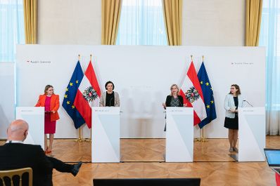 Im Bild (v.l.n.r.) Bundesministerin Margarete Schramb&ouml;ck, Bundesministerin Elisabeth K&ouml;stinger, Bundesministerin Leonore Gewessler und Bundesministerin Alma Zadic nach dem Ministerrat am 23. Juni 2021.