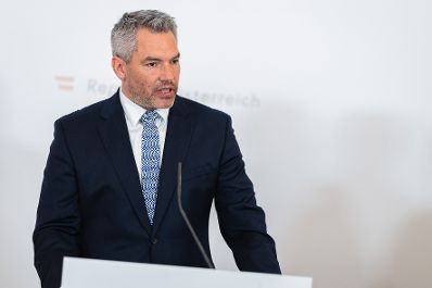 Am 21. Juli 2021 pr&auml;sentierte Innenminister Karl Nehammer (im Bild), gemeinsam mit General Reinhard Schnakl, stv. Generaldirektor f&uuml;r die &ouml;ffentliche Sicherheit, sowie dem Polizeisch&uuml;ler und Spitzensportler, Karim Mabrouk, den Bericht zur &bdquo;Vorurteilskriminalit&auml;t in &Ouml;sterreich&ldquo;.