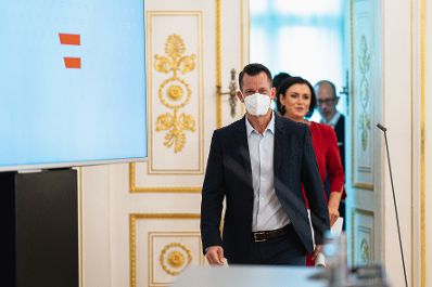 Am 20. September 2021 nahmen Bundesminister Wolfgang M&uuml;ckstein (l.) und Bundesministerin Elisabeth K&ouml;stinger (r.) gemeinsam mit Landeshauptmann G&uuml;nther Platter (zugeschaltet) an einer Pressekonferenz zu Regelungen im Wintertourismus teil.
