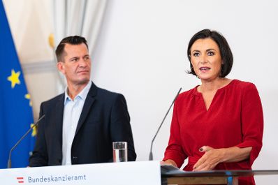 Am 20. September 2021 nahmen Bundesminister Wolfgang M&uuml;ckstein (l.) und Bundesministerin Elisabeth K&ouml;stinger (r.) gemeinsam mit Landeshauptmann G&uuml;nther Platter (zugeschaltet) an einer Pressekonferenz zu Regelungen im Wintertourismus teil.