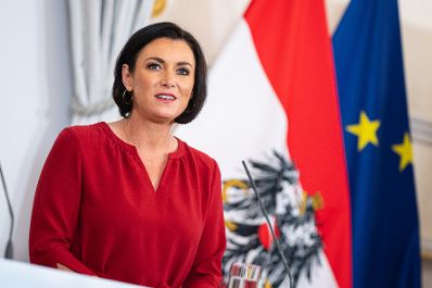 Am 20. September 2021 nahmen Bundesminister Wolfgang M&uuml;ckstein und Bundesministerin Elisabeth K&ouml;stinger (im Bild) gemeinsam mit Landeshauptmann G&uuml;nther Platter (zugeschaltet) an einer Pressekonferenz zu Regelungen im Wintertourismus teil.