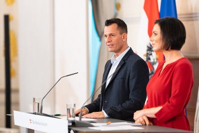 Am 20. September 2021 nahmen Bundesminister Wolfgang M&uuml;ckstein (l.) und Bundesministerin Elisabeth K&ouml;stinger (r.) gemeinsam mit Landeshauptmann G&uuml;nther Platter (zugeschaltet) an einer Pressekonferenz zu Regelungen im Wintertourismus teil.