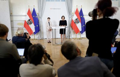 Bundesministerin Elisabeth K&ouml;stinger (r.) und Klubobfrau Sigrid Maurer (l.) nach dem Ministerrat am 22. September 2021.