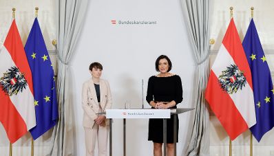 Bundesministerin Elisabeth K&ouml;stinger (r.) und Klubobfrau Sigrid Maurer (l.) nach dem Ministerrat am 22. September 2021.