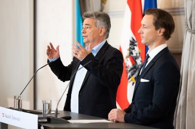 Im Bild Vizekanzler Werner Kogler (l.) und Bundesminister Gernot Bl&uuml;mel (r.) nach dem Ministerrat am 6. Oktober 2021.