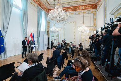 Am 20. Oktober 2021 nahmen Bundesminister Martin Kocher (r.) und Bundesminister Wolfgang M&uuml;ckstein (l.) am Pressefoyer nach dem Ministerrat teil.