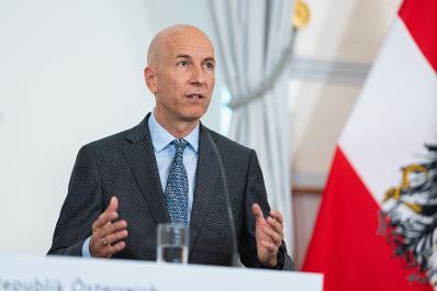 Am 20. Oktober 2021 nahmen Bundesminister Martin Kocher (im Bild) und Bundesminister Wolfgang M&uuml;ckstein am Pressefoyer nach dem Ministerrat teil.