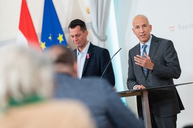 Am 20. Oktober 2021 nahmen Bundesminister Martin Kocher (r.) und Bundesminister Wolfgang M&uuml;ckstein (l.) am Pressefoyer nach dem Ministerrat teil.