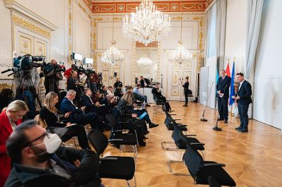 Am 03. November 2021 nahmen Bundesminister Wolfgang M&uuml;ckstein (r.) und Bundesminister Heinz Fa&szlig;mann (l.) am Doorstep vor dem Ministerrat teil.