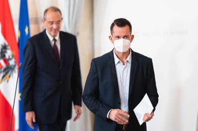 Am 03. November 2021 nahmen Bundesminister Wolfgang M&uuml;ckstein (r.) und Bundesminister Heinz Fa&szlig;mann (l.) am Doorstep vor dem Ministerrat teil.