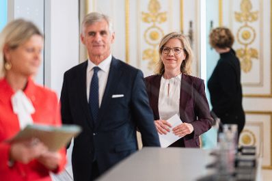 Am 03. November 2021 nahmen Bundesministerin Klaudia Tanner (l.), Bundesminister Michael Linhart (m.) und Bundesministerin Leonore Gewessler (r.) am Pressefoyer nach dem Ministerrat teil.