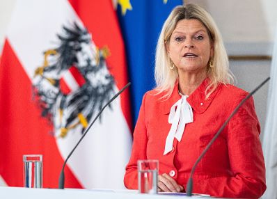 Am 03. November 2021 nahmen Bundesministerin Klaudia Tanner (im Bild), Bundesminister Michael Linhart und Bundesministerin Leonore Gewessler am Pressefoyer nach dem Ministerrat teil.