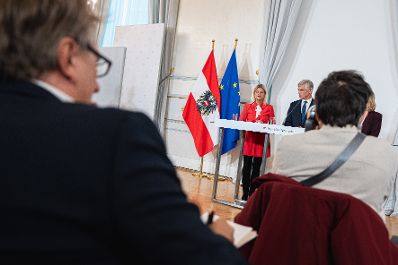 Am 03. November 2021 nahmen Bundesministerin Klaudia Tanner (l.), Bundesminister Michael Linhart (r.) und Bundesministerin Leonore Gewessler am Pressefoyer nach dem Ministerrat teil.