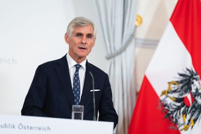 Am 10. November 2021 nahmen Bundesminister Wolfgang M&uuml;ckstein und Bundesminister Michael Linhart (im Bild) am Pressefoyer nach dem Ministerrat teil.