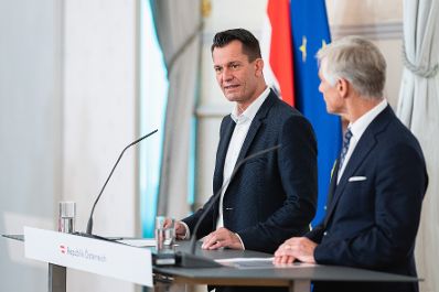 Am 10. November 2021 nahmen Bundesminister Wolfgang M&uuml;ckstein (l.) und Bundesminister Michael Linhart (r.) am Pressefoyer nach dem Ministerrat teil.
