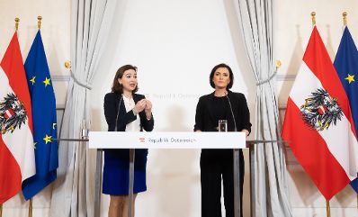 Im Bild Bundesministerin Elisabeth K&ouml;stinger (r.) und Bundesministerin Alma Zadic (l.) nach dem Ministerrat am 17. November 2021