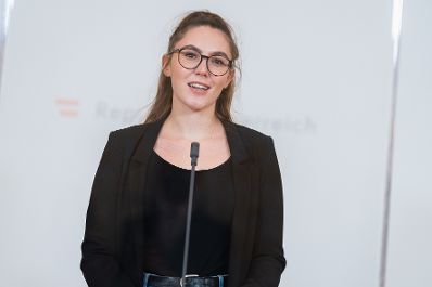 Am 3. Dezember 2021 fand ein Doorstep im Zuge der Gespr&auml;chsrunden zum Thema Impfpflicht statt. Im Bild die Stellvertretende Vorsitzende der &Ouml;H, Naima Gobara.