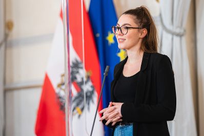 Am 3. Dezember 2021 fand ein Doorstep im Zuge der Gespr&auml;chsrunden zum Thema Impfpflicht statt. Im Bild die Stellvertretende Vorsitzende der &Ouml;H, Naima Gobara.