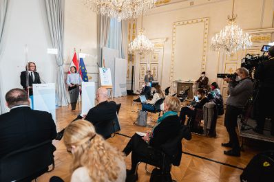 Am 17. Dezember 2021 fand eine Pressekonferenz zum Ninja-Pass f&uuml;r die Ferien mit Bundesministerin Elisabeth K&ouml;stinger (r.) und Bundesminister Martin Polaschek (l.).