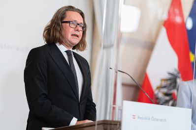 Am 17. Dezember 2021 fand eine Pressekonferenz zum Ninja-Pass f&uuml;r die Ferien mit Bundesministerin Elisabeth K&ouml;stinger und Bundesminister Martin Polaschek (im Bild).