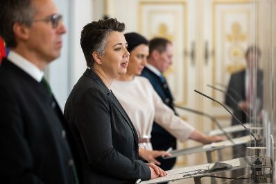 Am 22. Dezember 2021 fand eine Pressekonferenz zum Thema &bdquo;Politische Einigung zur Gemeinsamen Agrarpolitik ab 2023&ldquo;. Im Bild Bundesministerin Elisabeth K&ouml;stinger (m.r.), Landwirtschaftssprecherin der Gr&uuml;nen Olga Voglauer (m.l.), Landwirtschaftssprecher der &Ouml;VP Georg Strasser (l.) und Pr&auml;sident der Landwirtschaftskammer &Ouml;sterreich Josef Moosbrugger (r.).
