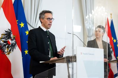 Am 22. Dezember 2021 fand eine Pressekonferenz zum Thema &bdquo;Politische Einigung zur Gemeinsamen Agrarpolitik ab 2023&ldquo;. Im Bild Landwirtschaftssprecherin der Gr&uuml;nen Olga Voglauer (r.) und Landwirtschaftssprecher der &Ouml;VP Georg Strasser (l.).