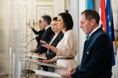 Am 22. Dezember 2021 fand eine Pressekonferenz zum Thema &bdquo;Politische Einigung zur Gemeinsamen Agrarpolitik ab 2023&ldquo;. Im Bild Bundesministerin Elisabeth K&ouml;stinger (m.r.), Landwirtschaftssprecherin der Gr&uuml;nen Olga Voglauer (m.l.), Landwirtschaftssprecher der &Ouml;VP Georg Strasser (l.) und Pr&auml;sident der Landwirtschaftskammer &Ouml;sterreich Josef Moosbrugger (r.).