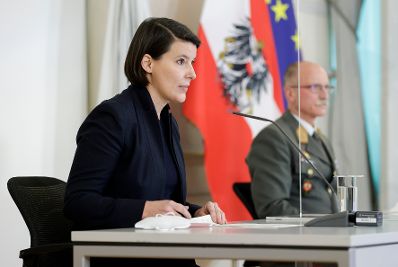 Am 22. Dezember 2021 fand eine Pressekonferenz der Taskforce GECKO zur aktuellen Coronalage statt. Im Bild die Generaldirektorin f&uuml;r die &ouml;ffentliche Gesundheit, Katharina Reich (l.) und Generalleutnant Norbert Gehart (r.).