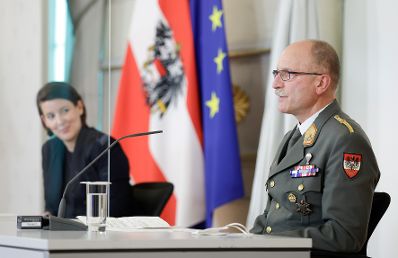 Am 22. Dezember 2021 fand eine Pressekonferenz der Taskforce GECKO zur aktuellen Coronalage statt. Im Bild die Generaldirektorin f&uuml;r die &ouml;ffentliche Gesundheit, Katharina Reich (l.) und Generalleutnant Norbert Gehart (r.).