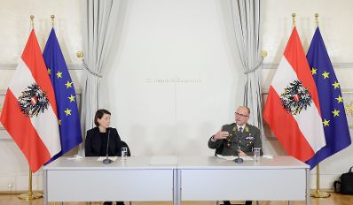 Am 22. Dezember 2021 fand eine Pressekonferenz der Taskforce GECKO zur aktuellen Coronalage statt. Im Bild die Generaldirektorin f&uuml;r die &ouml;ffentliche Gesundheit, Katharina Reich (l.) und Generalleutnant Norbert Gehart (r.).