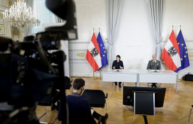 Am 22. Dezember 2021 fand eine Pressekonferenz der Taskforce GECKO zur aktuellen Coronalage statt. Im Bild die Generaldirektorin f&uuml;r die &ouml;ffentliche Gesundheit, Katharina Reich (l.) und Generalleutnant Norbert Gehart (r.).