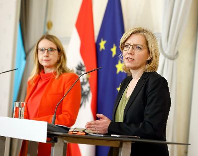 Am 6. April 2022 nahmen Bundesministerin Margarete Schramb&ouml;ck (l.) und Bundesministerin Leonore Gewessler (r.) am Pressefoyer nach dem Ministerrat teil.