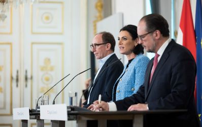 Am 4. Mai 2022 nahmen Bundesminister Alexander Schallenberg (r.), Bundesministerin Elisabeth K&ouml;stinger (m.) und Bundesminister Johannes Rauch (l.) am Pressefoyer nach dem Ministerrat teil.