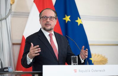 Am 4. Mai 2022 nahmen Bundesminister Alexander Schallenberg (im Bild), Bundesministerin Elisabeth K&ouml;stinger und Bundesminister Johannes Rauch am Pressefoyer nach dem Ministerrat teil.