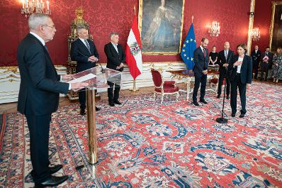 Am 11. Mai 2022 wurden Staatssekret&auml;rin Susanne Kraus-Winkler (r.) und Staatssekret&auml;r Florian Tursky (3.v.r.) angelobt. Im Bild mit Bundeskanzler Karl Nehammer (2.v.l.), Bundespr&auml;sident Alexander Van der Bellen (l.), Vizekanzler Werner Kogler (3.v.l.) und Bundesminister Martin Kocher (2.v.r.).