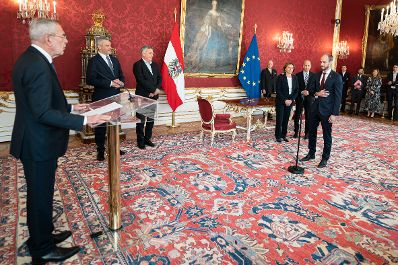 Am 11. Mai 2022 wurden Staatssekret&auml;rin Susanne Kraus-Winkler (3.v.r.) und Staatssekret&auml;r Florian Tursky (r.) angelobt. Im Bild mit Bundeskanzler Karl Nehammer (2.v.l.), Bundespr&auml;sident Alexander Van der Bellen (l.), Vizekanzler Werner Kogler (3.v.l.) und Bundesminister Martin Kocher (2.v.r.).