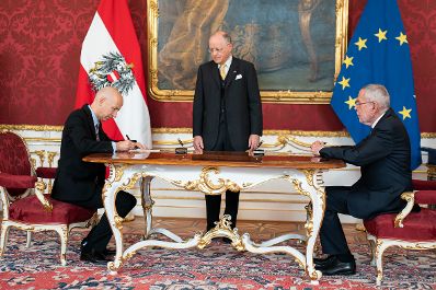 Am 11. Mai 2022 wurden Staatssekret&auml;rin Susanne Kraus-Winkler und Staatssekret&auml;r Florian Tursky angelobt. Im Bild Bundespr&auml;sident Alexander Van der Bellen (r.) und Bundesminister Martin Kocher (l.).